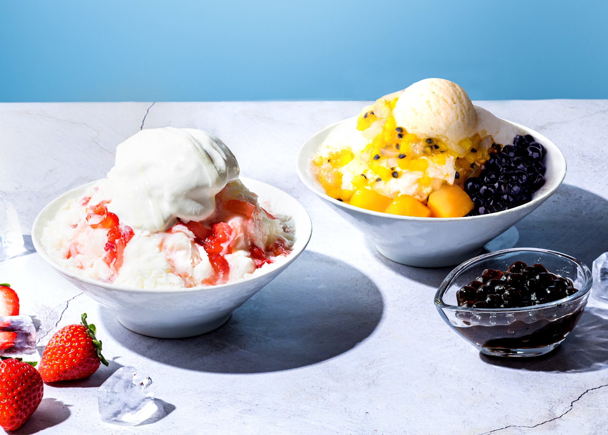 左・草莓かき氷　右・綜合水果かき氷　ふわふわのミルクかき氷にフルーツやクリームを乗せた絶品かき氷