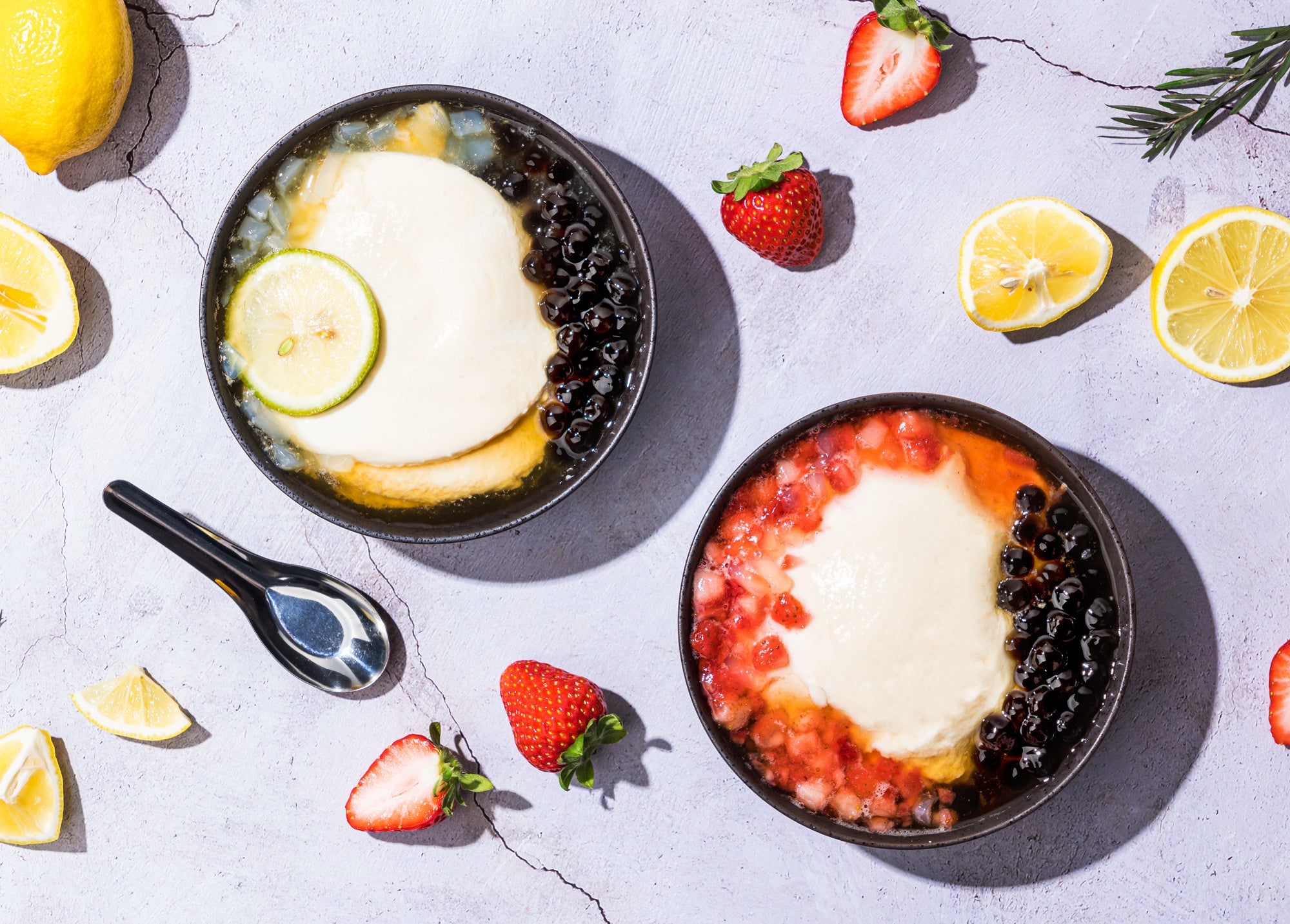 左・檸檬豆花　右・草莓杏仁豆花　フルーツと相性抜群の豆花