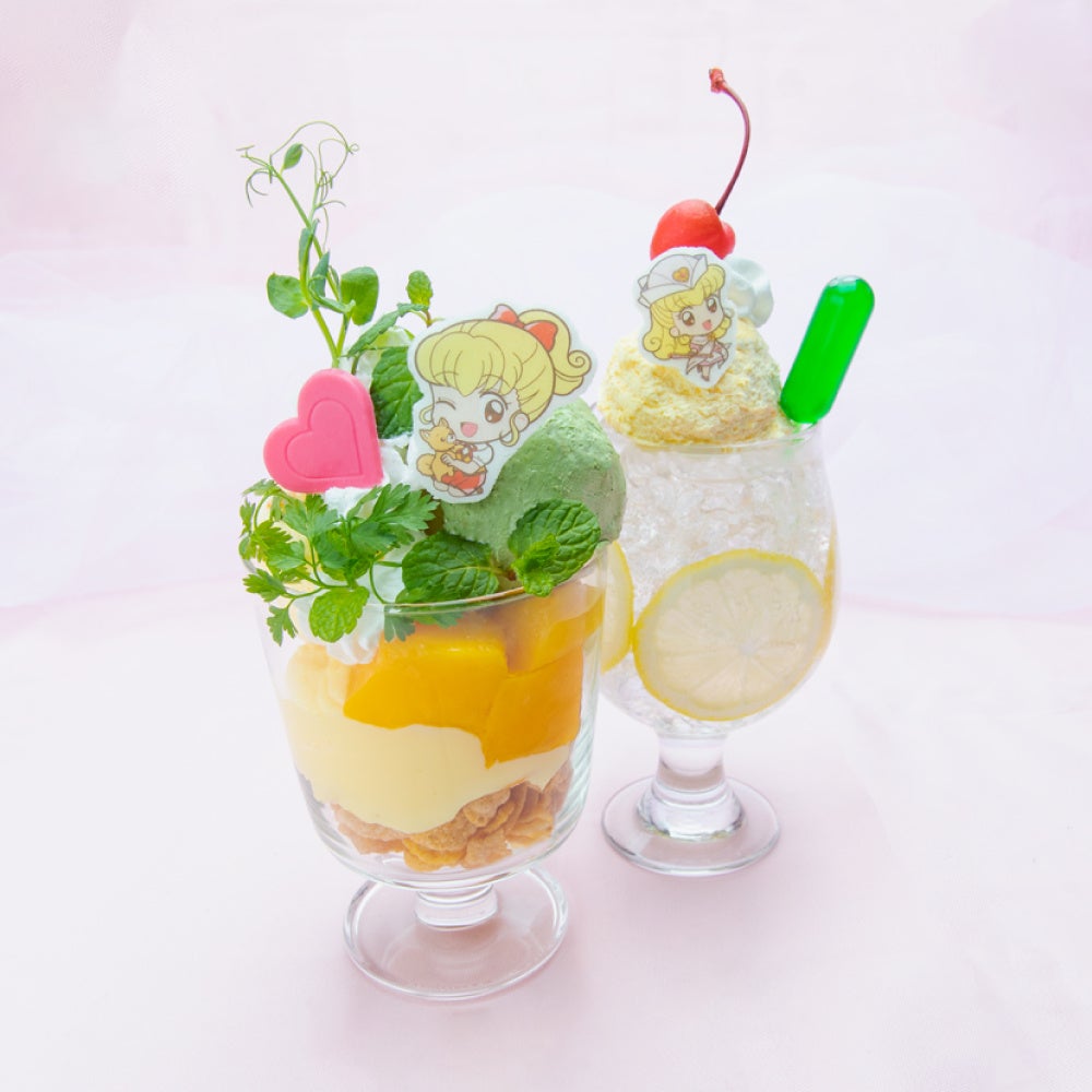 （左より）りりか命の花パフェ 1,320円、ナースエンジェルりりかのワクチンソーダ 880円