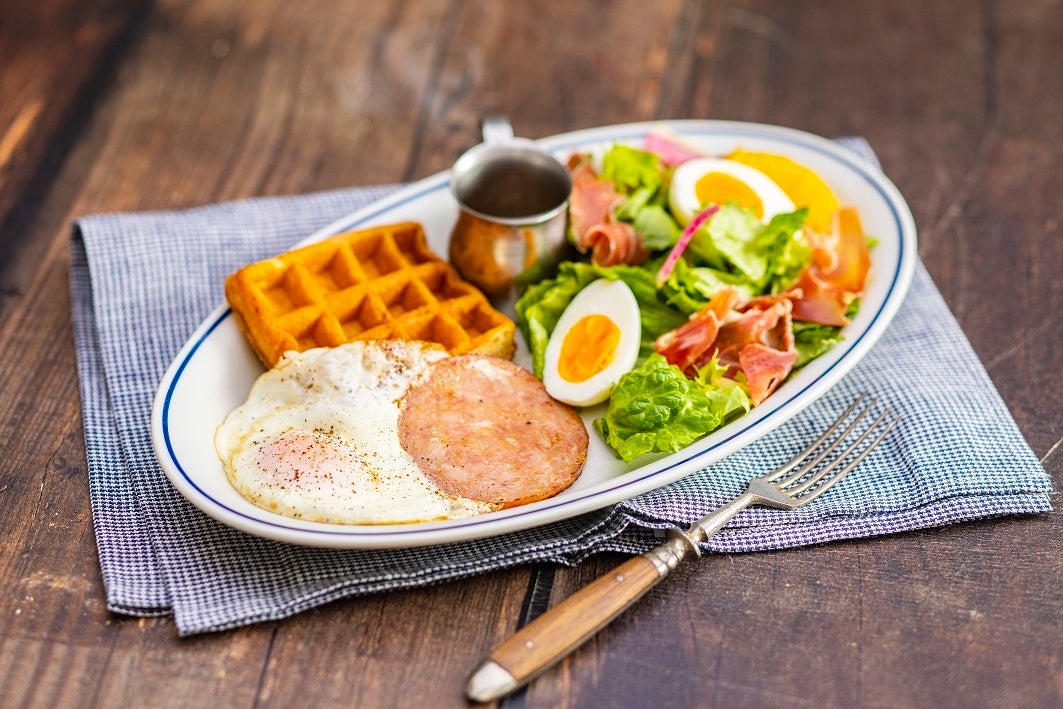 サウセンWハムエッグワッフルサラダプレート