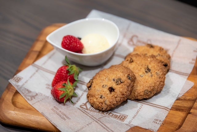 オートミールクッキー　アイスとベリー添え