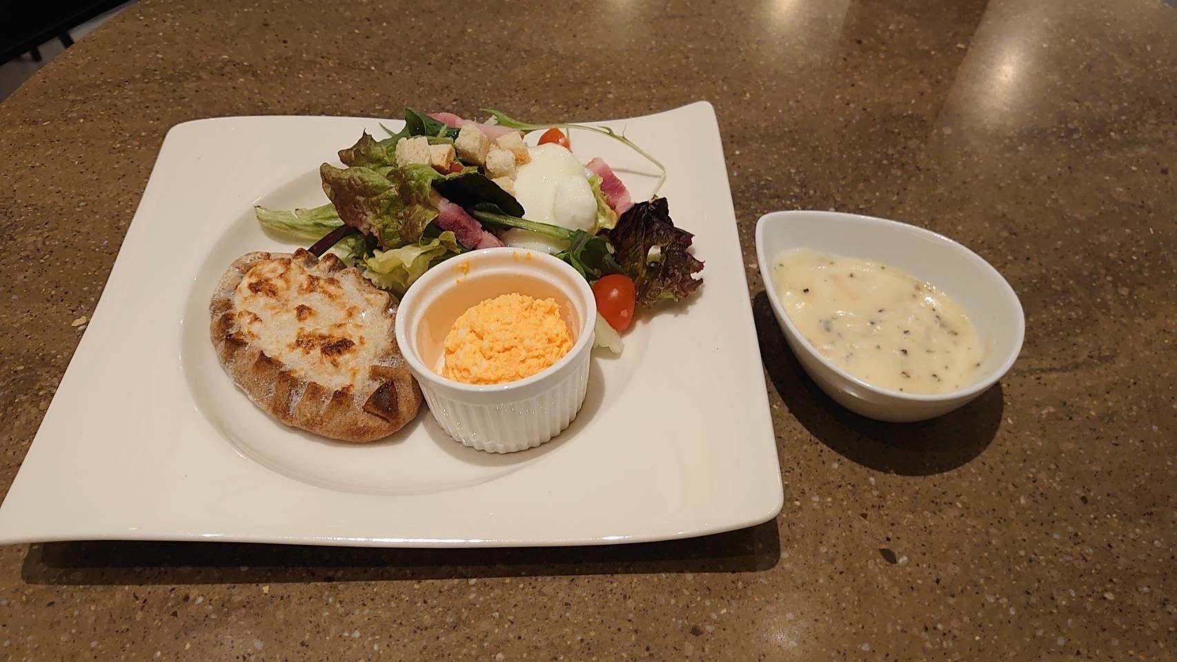 カルヤランピーラッカと 自家製あったかチーズソースのシーザーサラダ