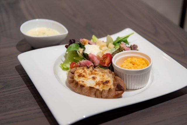 カルヤランピーラッカと 自家製あったかチーズソースのシーザーサラダ