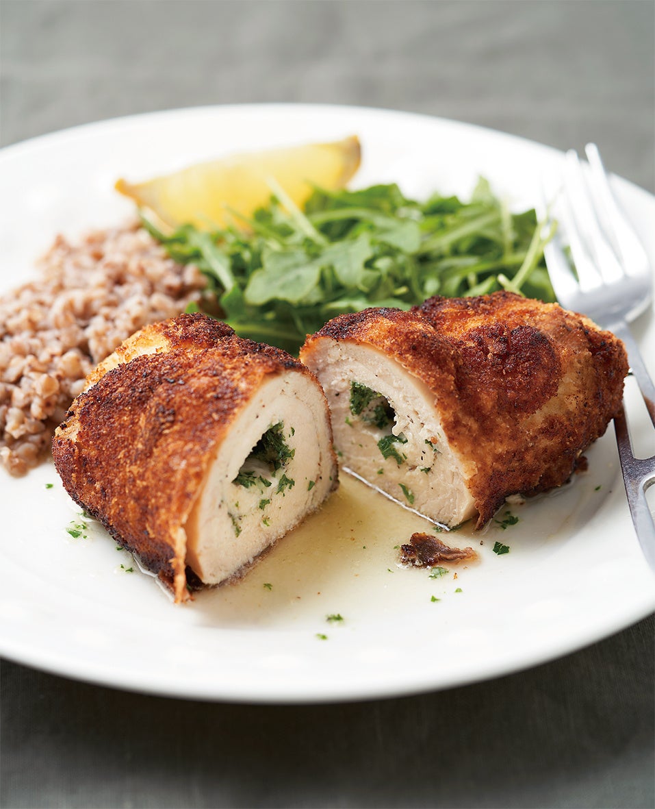 チキンキーウ 鶏むね肉でハーブガーリックバターを包み込み衣をつけサクサクに焼く「キーウ風カツレツ」