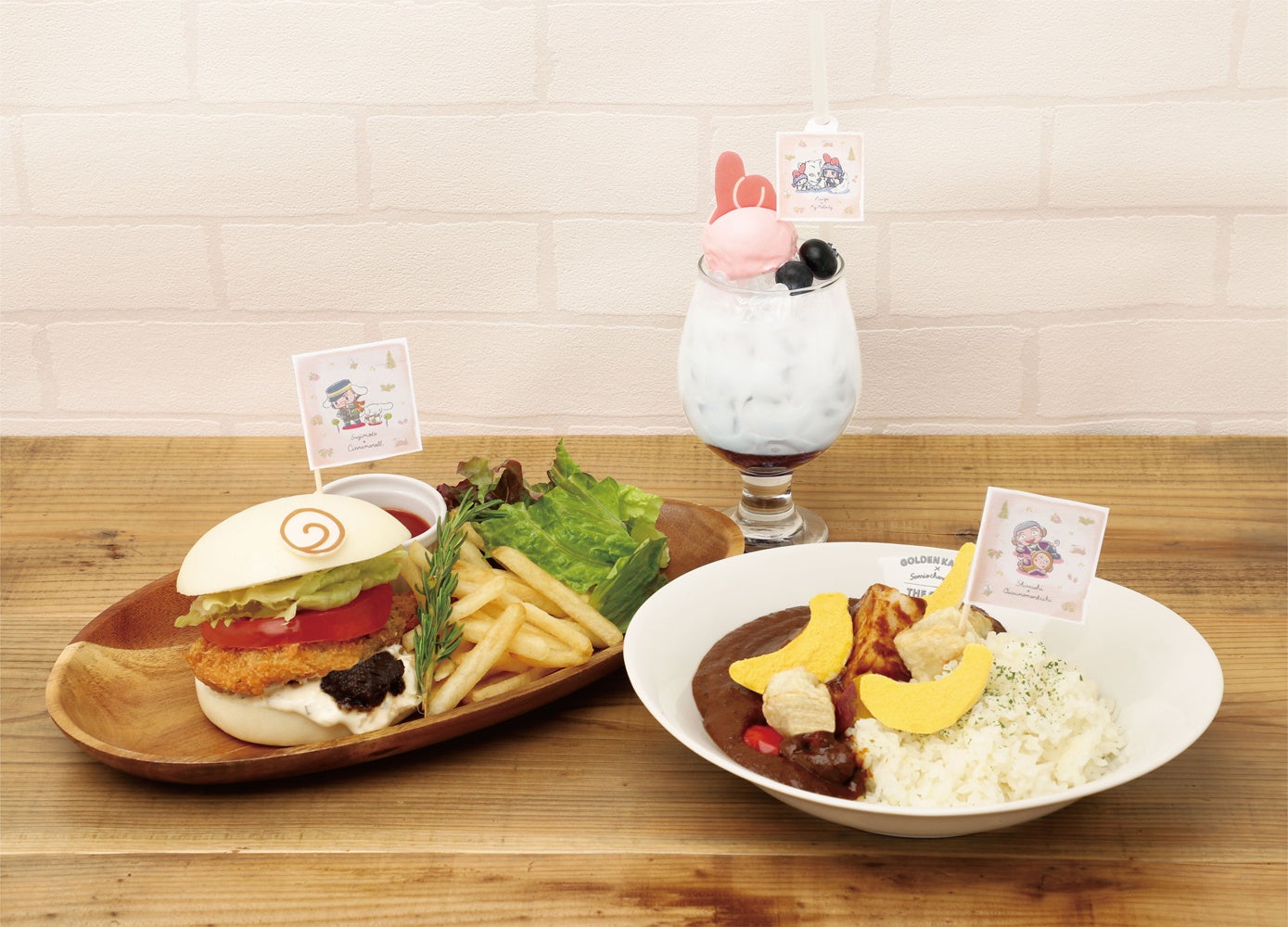 左より杉元とシナモロールのサーモンバーガー 1,650円(税込)、アシㇼパとマイメロディのホワイトクリームソーダ 990円(税込)、白石とおさるのもんきちの欧風カレー 1,540円(税込)