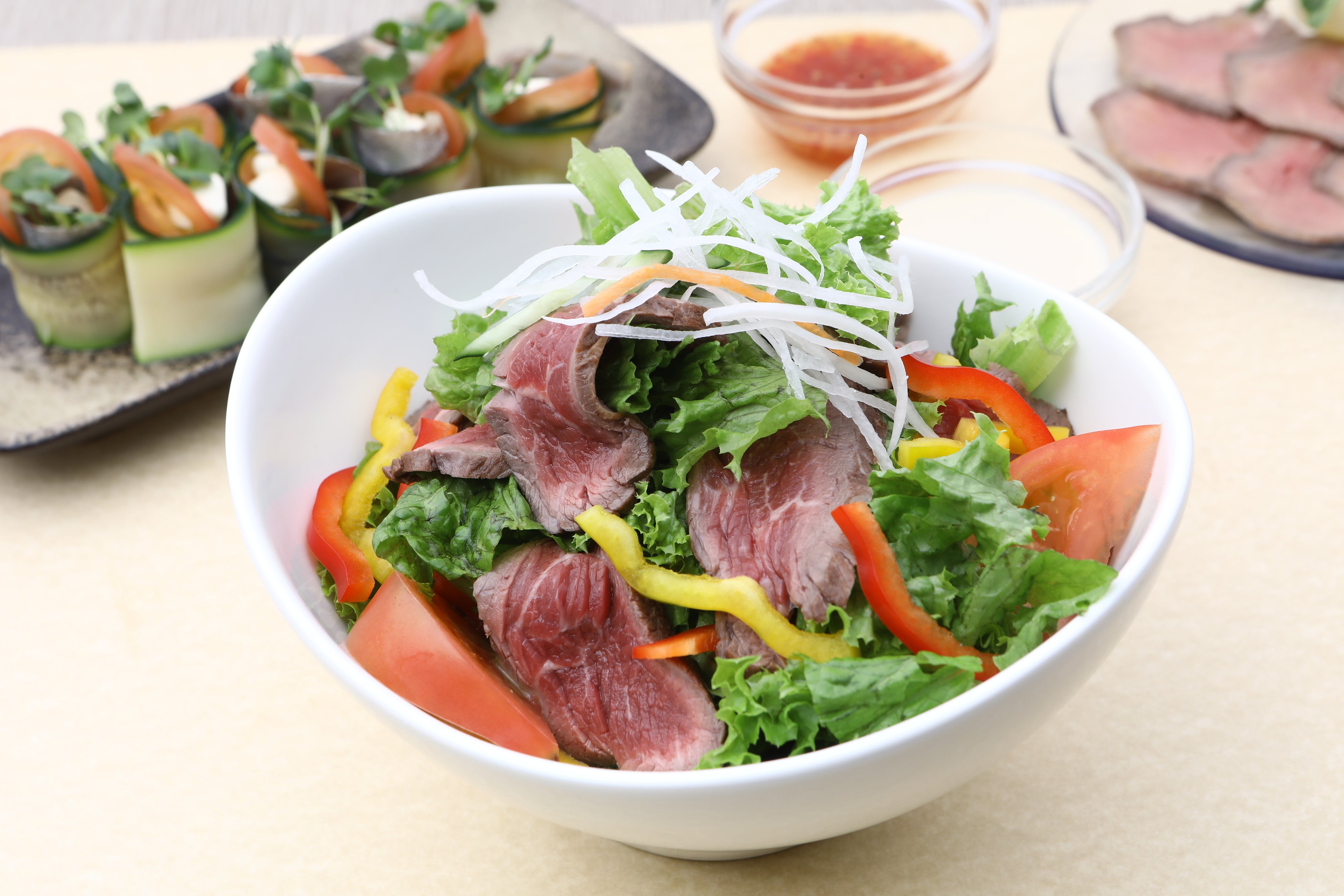 牛陣：柔らかローストビーフの福島野菜サラダ