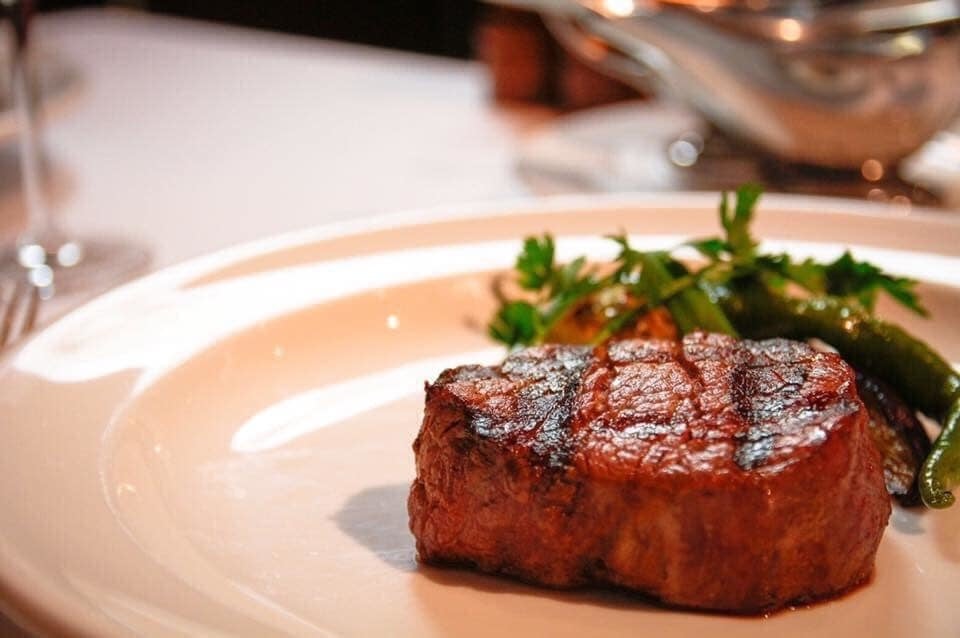 4種の薪を使い、じっくりとブロイラーで焼き上げるUSDA最高ランクのプライムビーフ