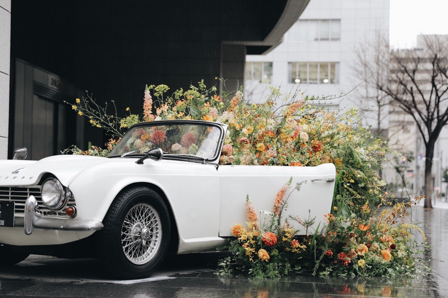 旧居留地に出現した花のオブジェ