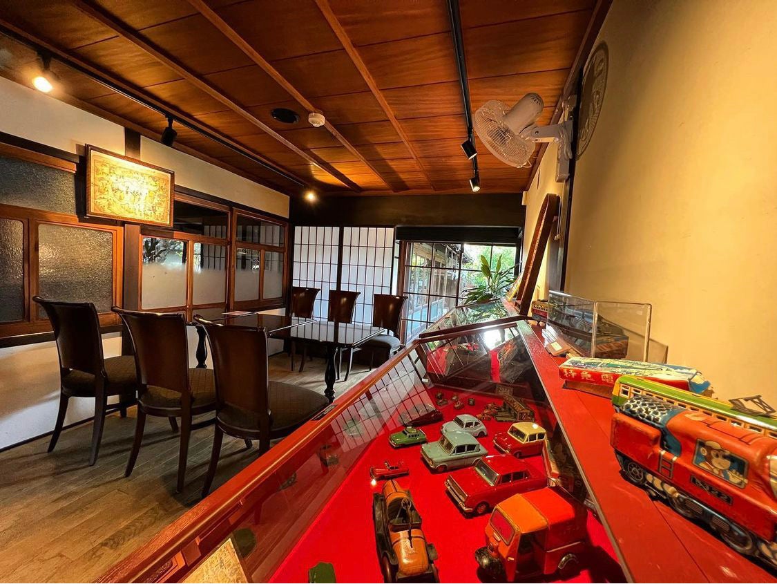 古民家を改装し趣あるレトロな店内