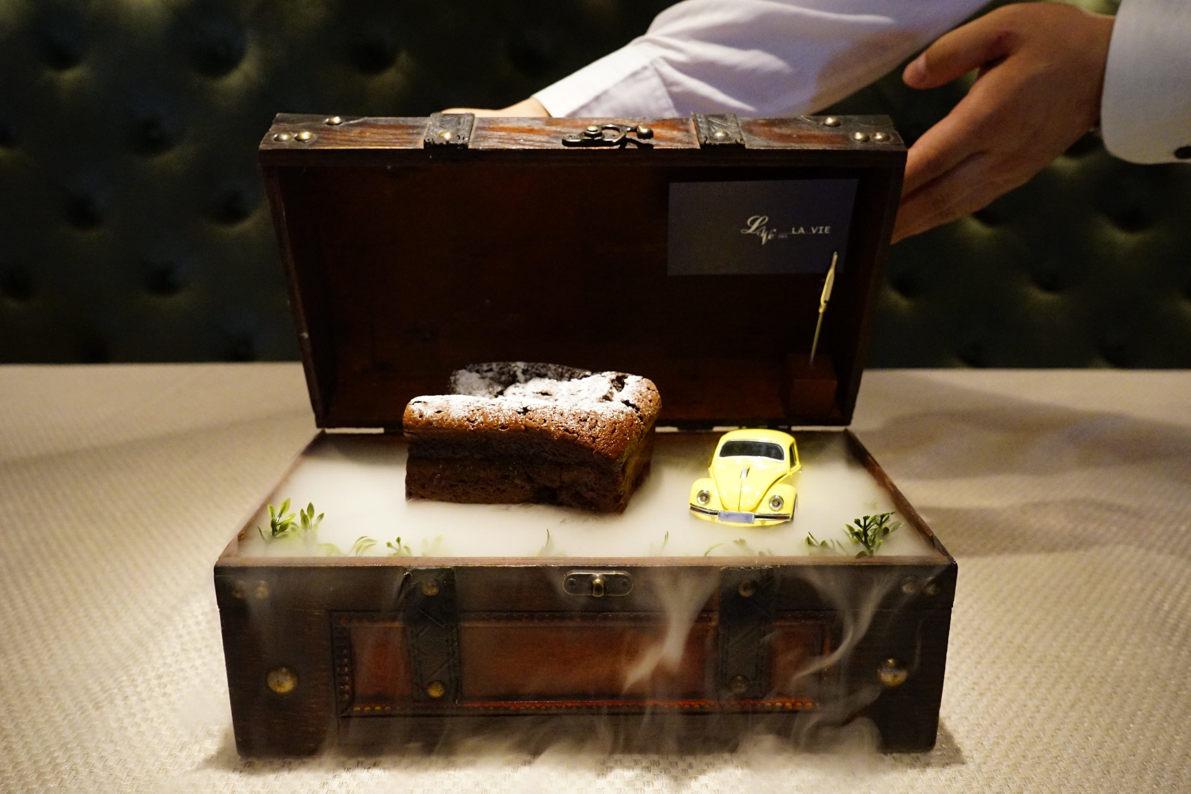 オリジナルガトーショコラをサプライズ演出する『宝箱』