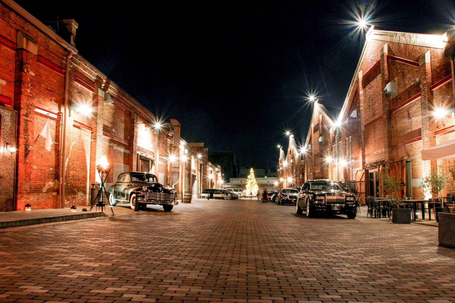 世界中から集められたクラシックカーを展示するクラシックカー博物館GLION MUSEUMが併設