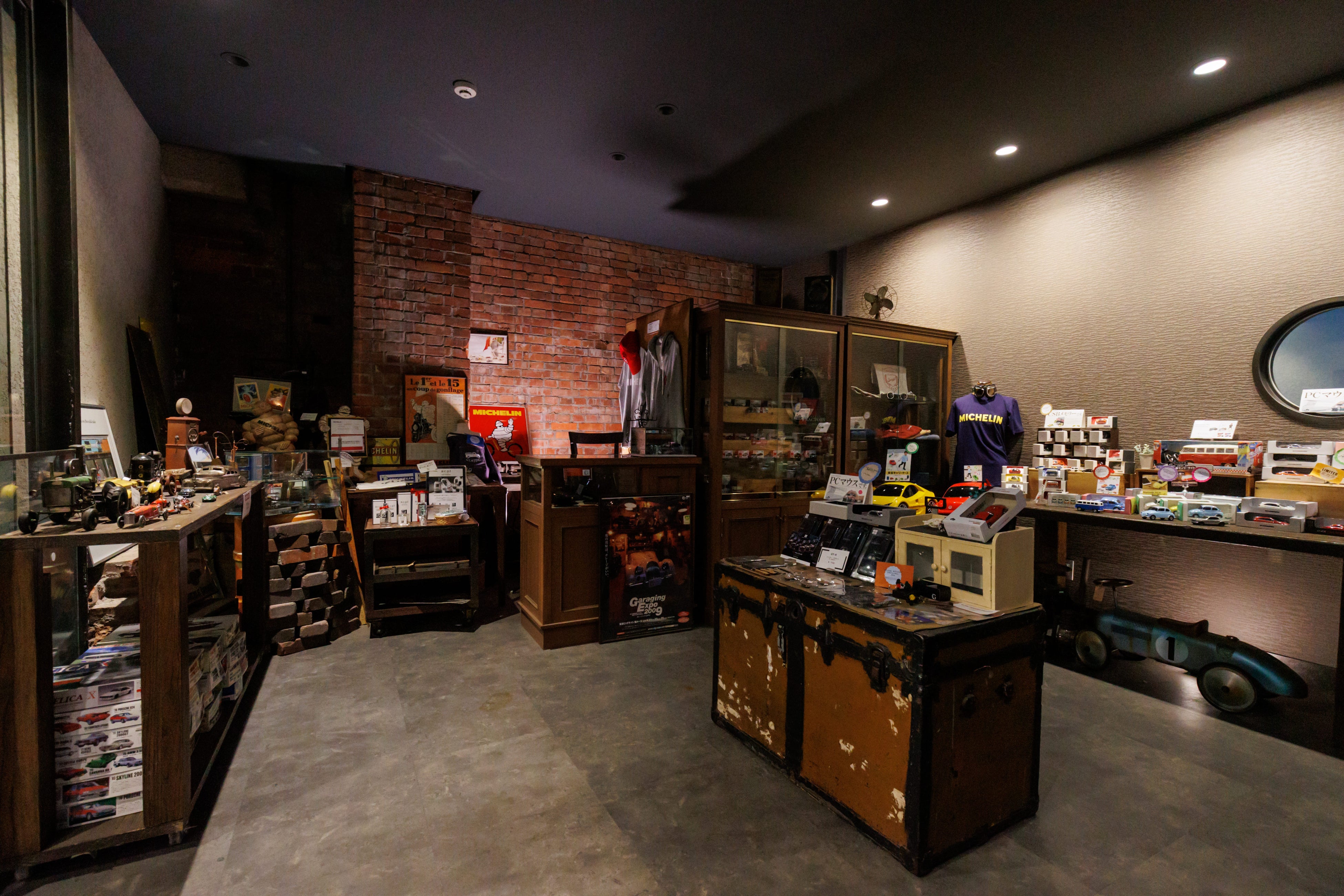 クラシックカー博物館入口に設けたグッズ販売コーナー