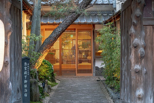 「丹波篠山 近又」が贈る、秋の究極の美食。入手困難な“国産天然松茸”を贅沢に尽くした「3種の特別会席コース」が10月15日より期間限定で販売開始されます。 「丹波篠山 近又」が贈る、秋の究極の美食。入手困難な“国産天然松茸”を贅沢に尽くした「3種の特別会席コース」が10月15日より期間限定で販売開始されます。