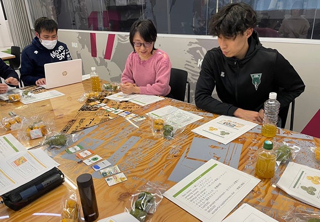 ▲試食会に参加する10番 渡邊 翔太選手。試食会ではネーミングやパッケージデザインについても話し合われた