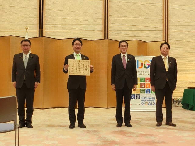 2021年12月24日、総理大臣官邸において行われた表彰式の様子。左から、松野内閣官房長官、当社 出雲、岸田内閣総理大臣、林外務大臣