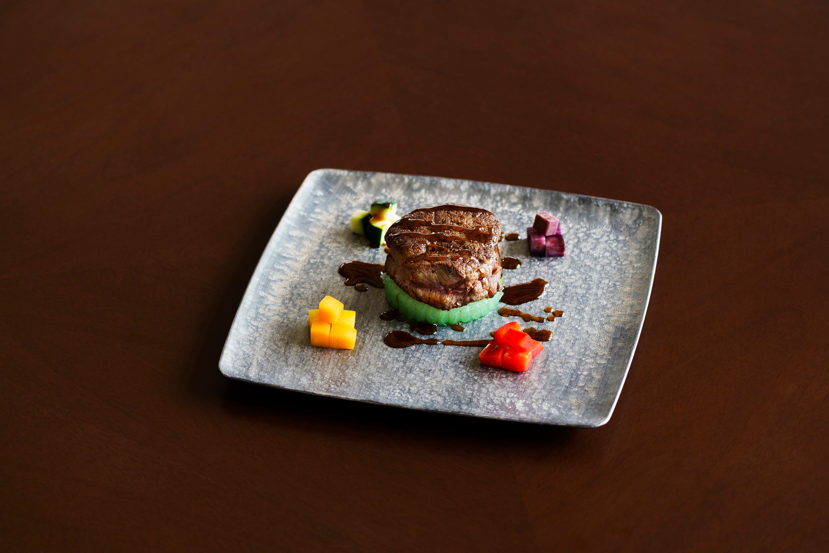 沖縄県産黒毛和牛のヒレステーキ ユーグレナ大根添え