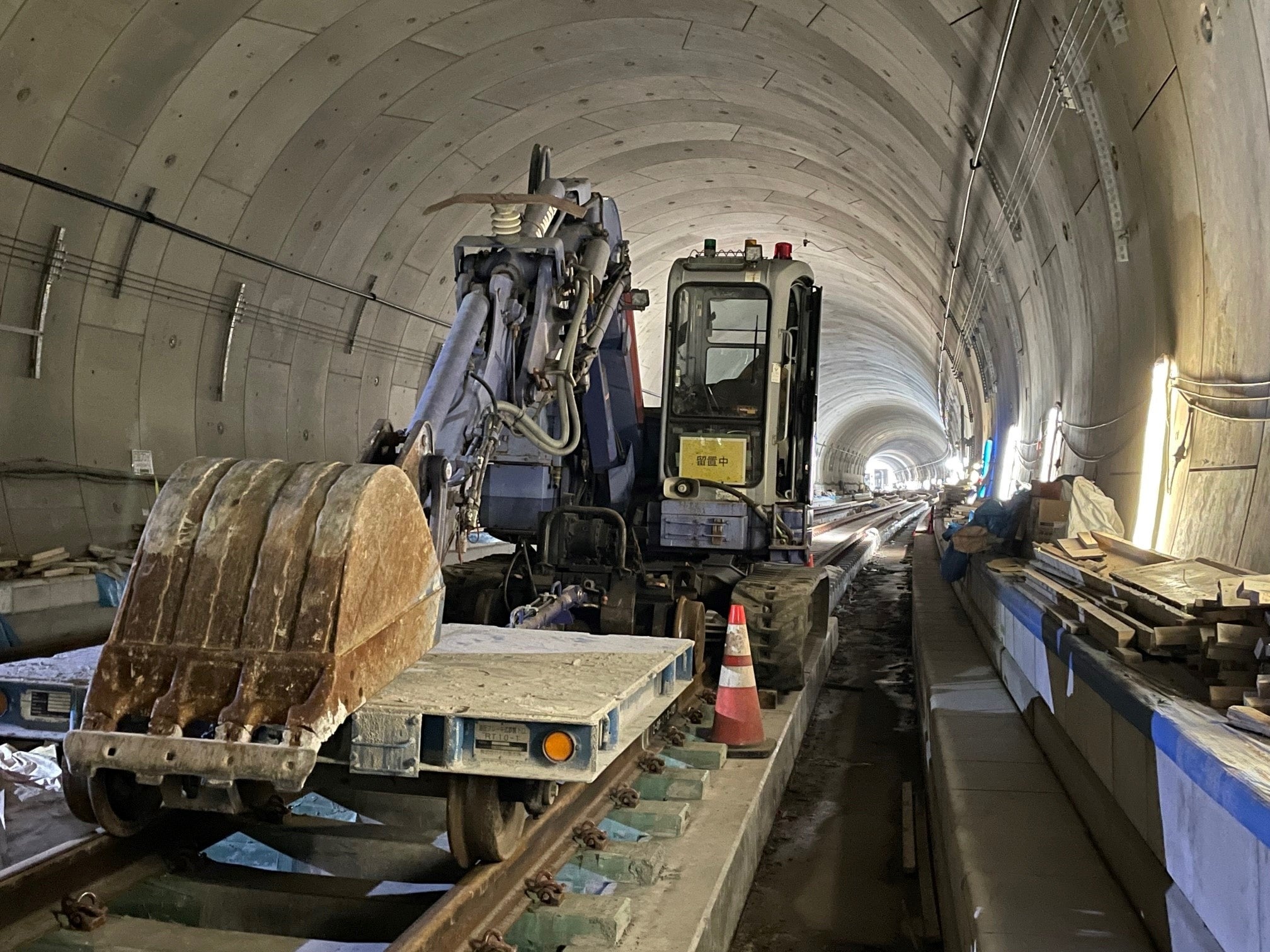 レール上を走行できる工事車両