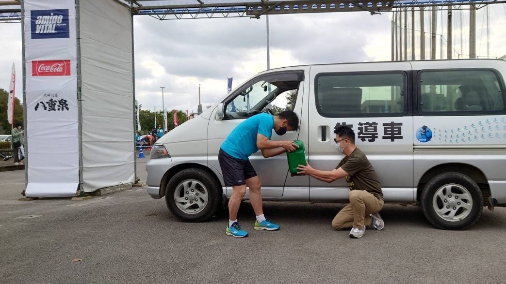 「サステオ」給油の様子 （左から：石垣市・中山市長、株式会社ユーグレナ生産技術開発部部長 兼 八重山殖産株式会社社長・中野）