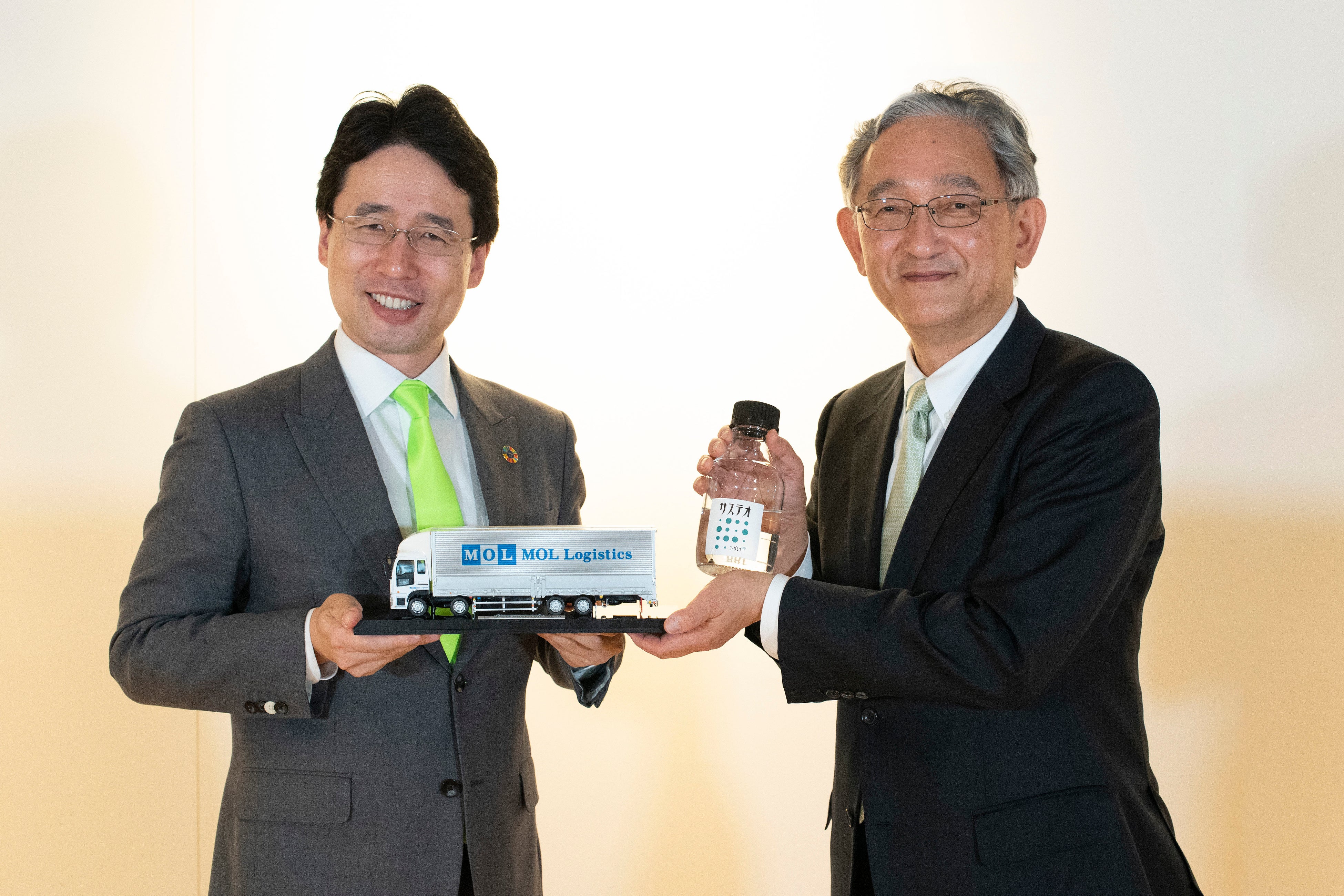 左：ユーグレナ社代表取締役社長　出雲充、右：商船三井ロジスティクス社長　八嶋浩一