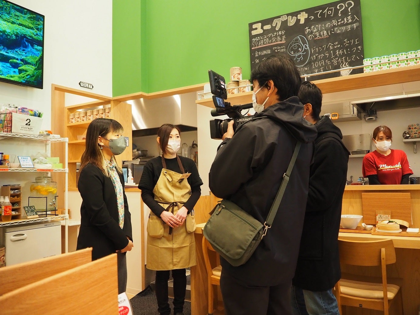 プロデュースした飲食店にて報道対応する2代目CFO