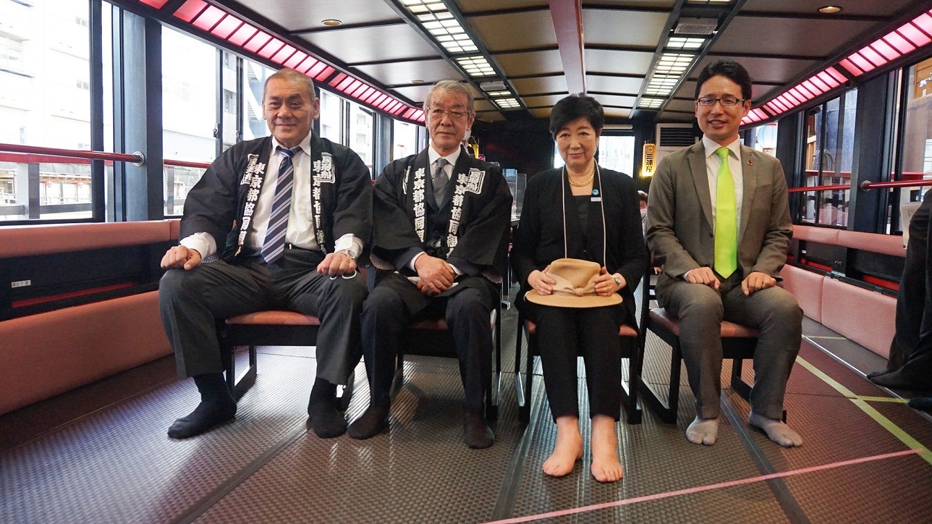 屋形船乗船時の様子：左から有限会社船宿三浦屋 新倉社長、屋形船東京都協同組合 佐藤理事長、東京都 小池知事、当社社長 出雲