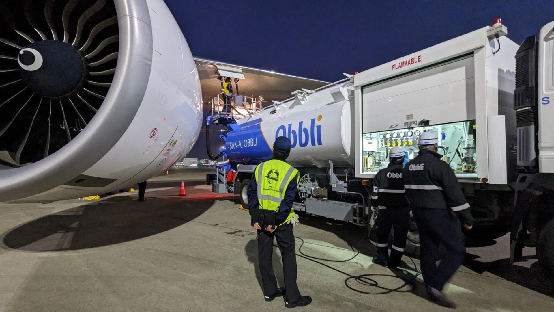 政府専用機にレフューラーからSAF「サステオ」を給油している様子（近景）