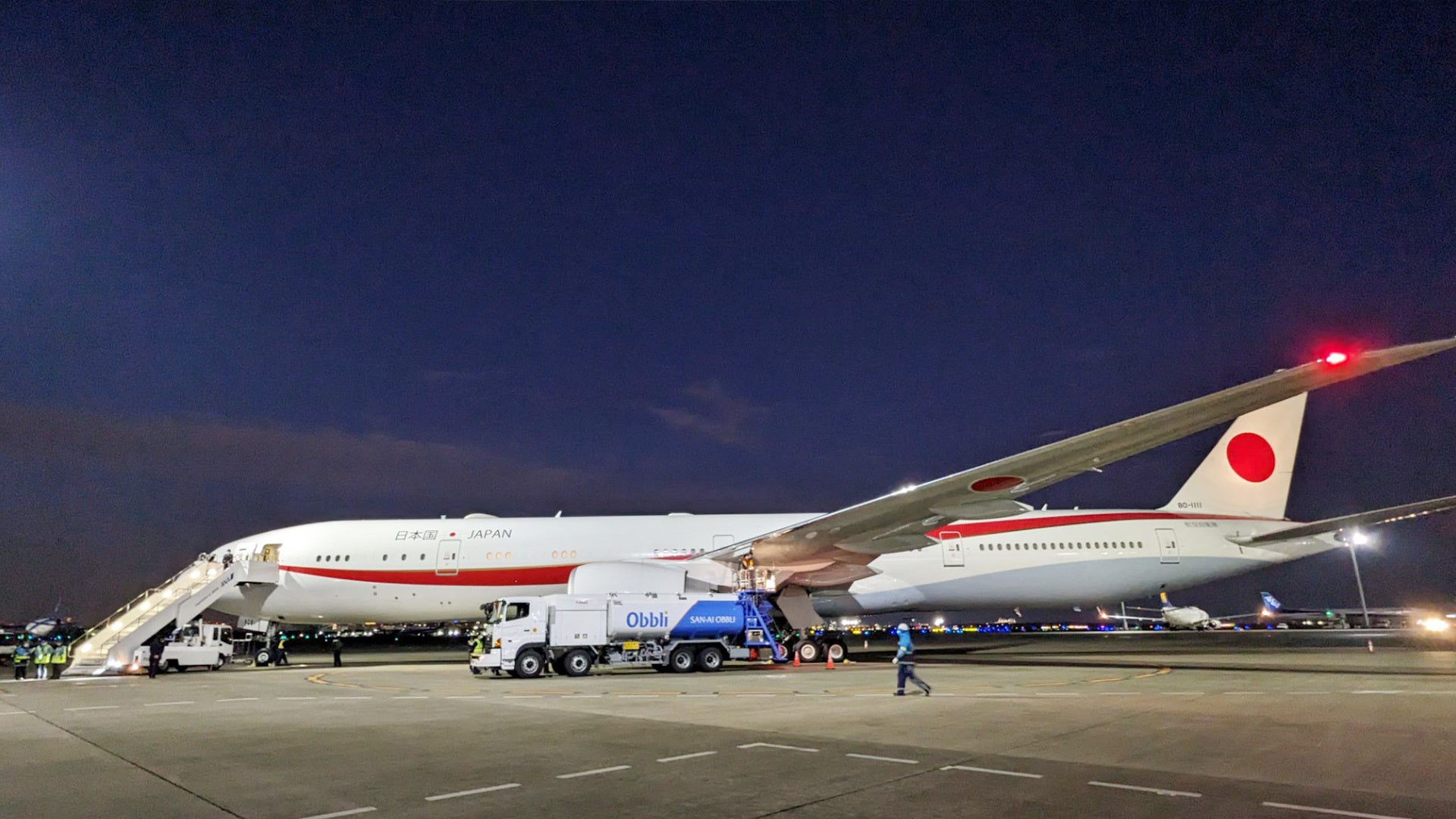 政府専用機にレフューラーからSAF「サステオ」を給油している様子（遠景）