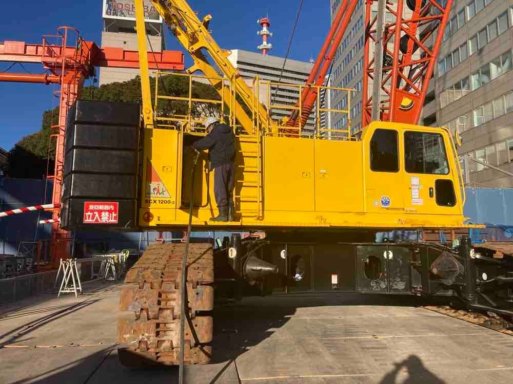 クレーンに給油する様子