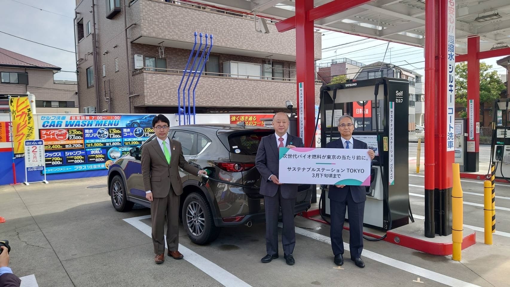 給油式の様子　左から当社社長出雲、根本産業労働局次長、丸紅エネルギー本郷社長