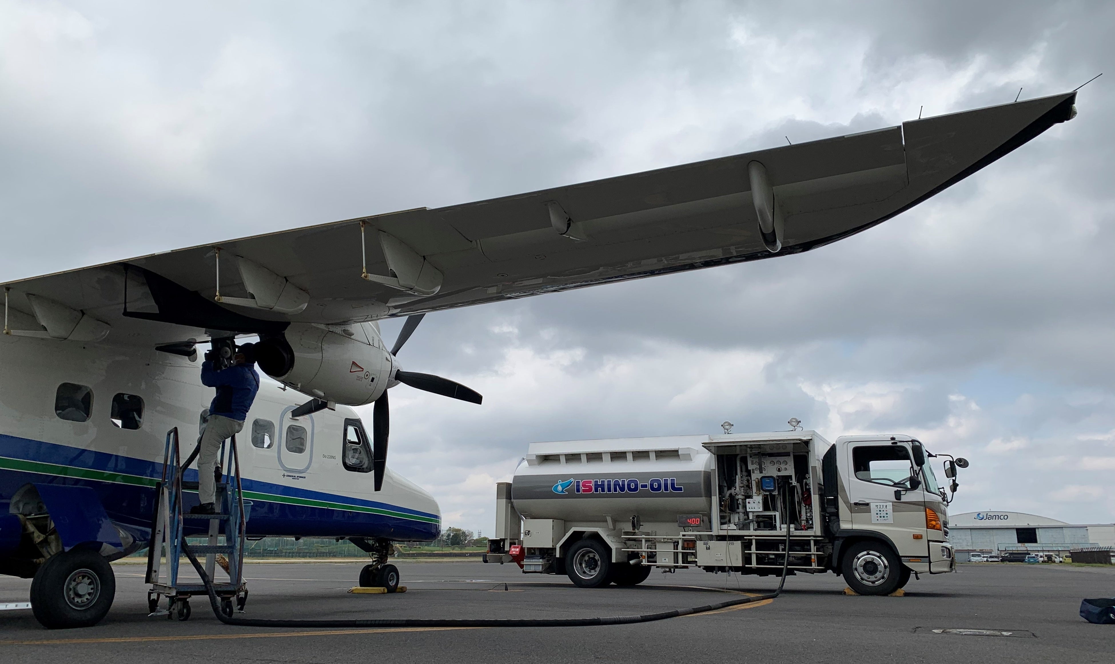 新中央航空株式会社の定期旅客便にSAFを給油している様子
