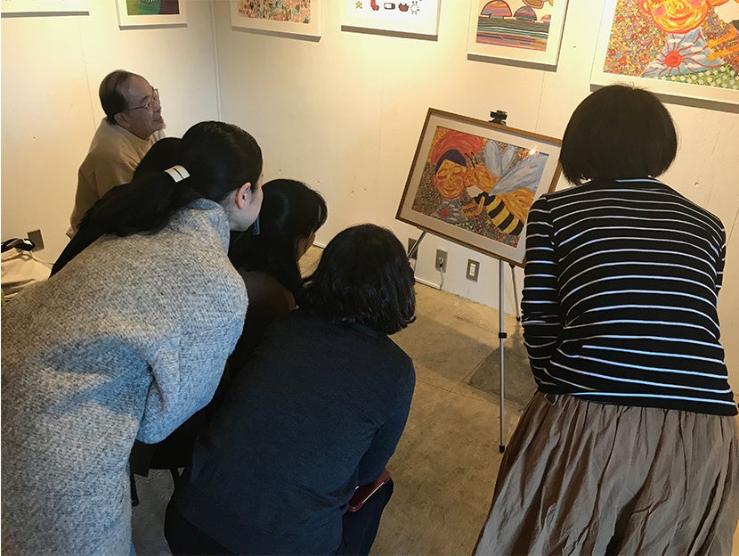 対面式の対話型アート鑑賞の様子