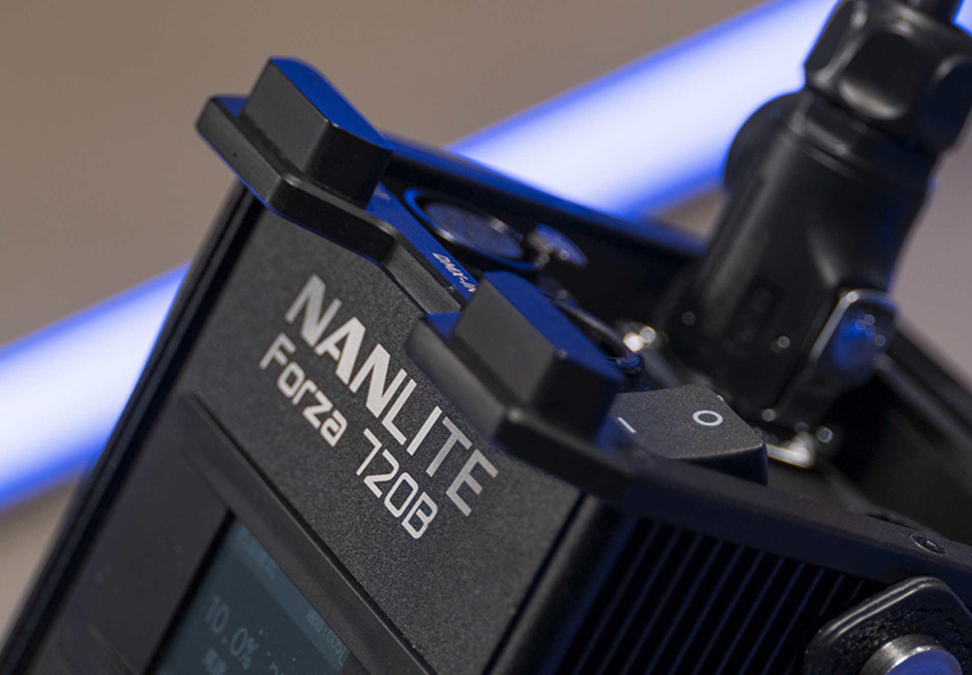 最大800Wの高出力バイカラースポットライトNANLITE『Forza 720/720B