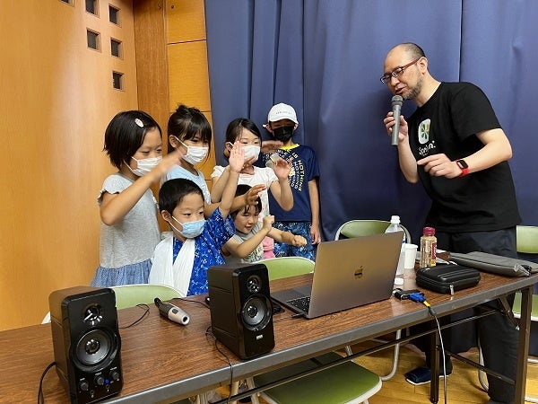 ※ 中村氏（右）が作った音楽ソフトで遊ぶこどもたち