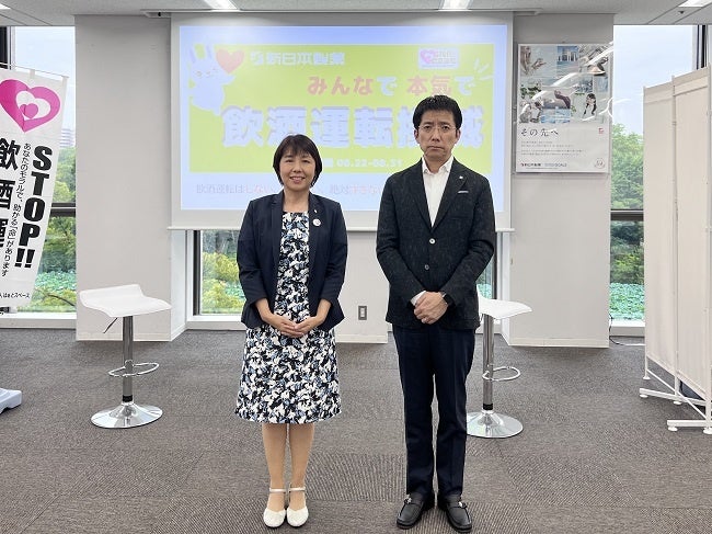 8月24日（水）に実施した新日本製薬 飲酒運転撲滅DAYの様子 左）ＮＰＯ法人はぁとスペース理事長 山本美也子氏　右）当社 代表取締役社長CEO 後藤孝洋