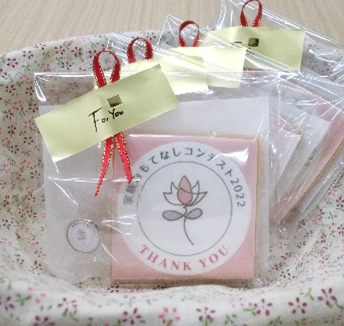 クッキーとオリジナルピンバッジ