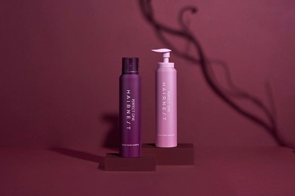 左:パーフェクトワンヘアネスト スカルプナノエッセンス(150g/税込 6,050円) 右:パーフェクトワンヘアネスト スカルプナノシャンプー(150g/税込 4,180円)