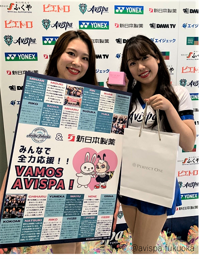 進呈した商品と感謝のメッセージボードを手にしたアビスパ福岡オフィシャルチアリーダーズの皆さま