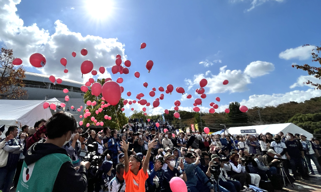 ベスト電器スタジアムでのバルーンリリースの様子