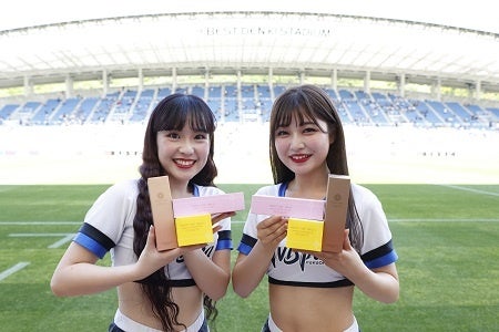 進呈した商品とメッセージボードを手にしたアビスパ福岡オフィシャルチアリーダーズの皆さま