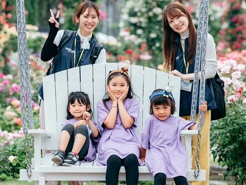 園内を散策する子どもと同行したスタッフ