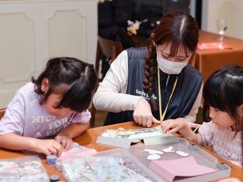 思い出グッズをつくる子どもたち