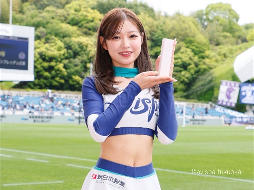 贈呈した商品を手にしたアビスパ福岡オフィシャルチアリーダーズ SAWAさん、AKANEさん(出典: PR TIMES)