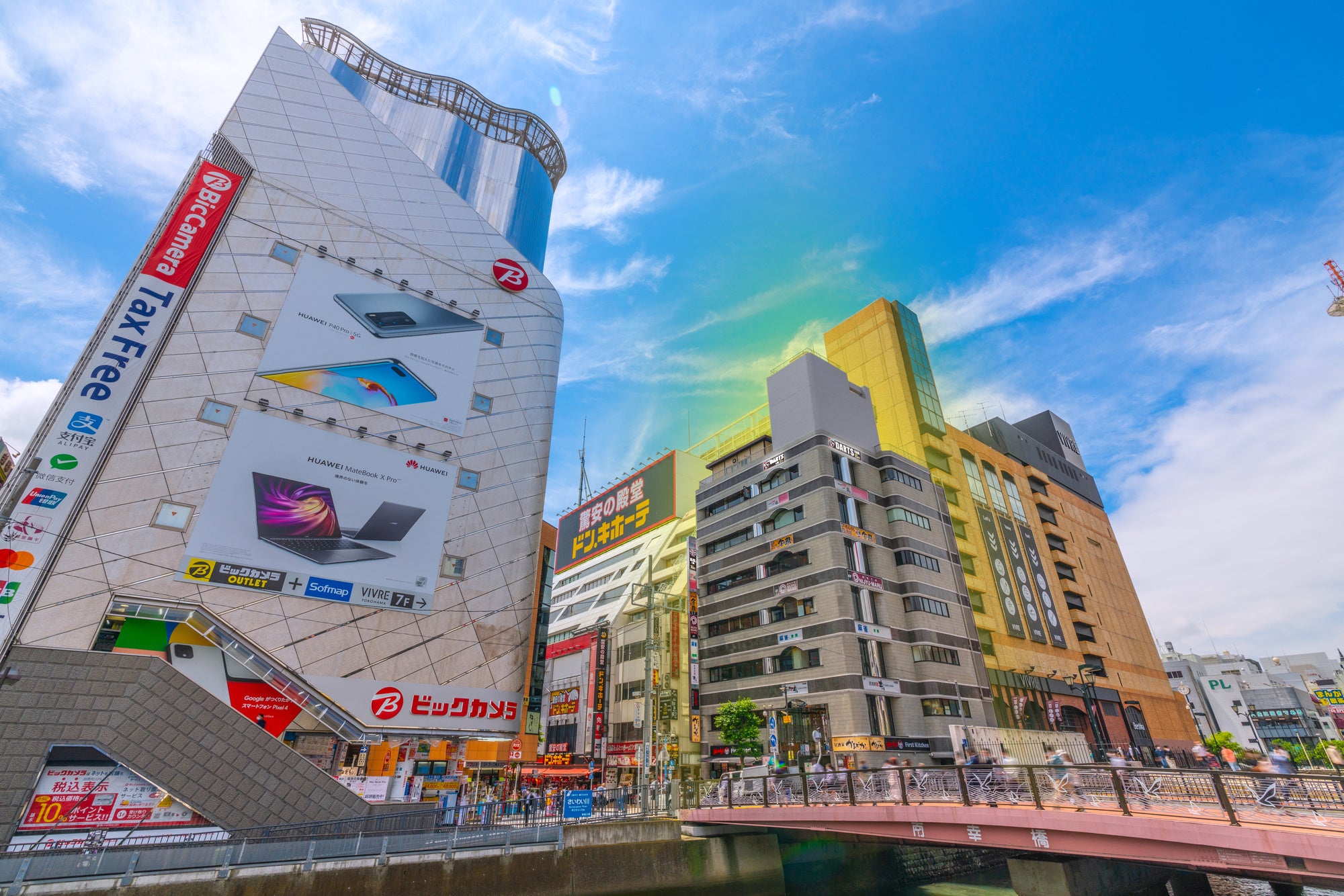横浜駅西口・帷子川から望む当該商業ビル「ティノ（TINO）ビル」／写真提供：ピクスタ