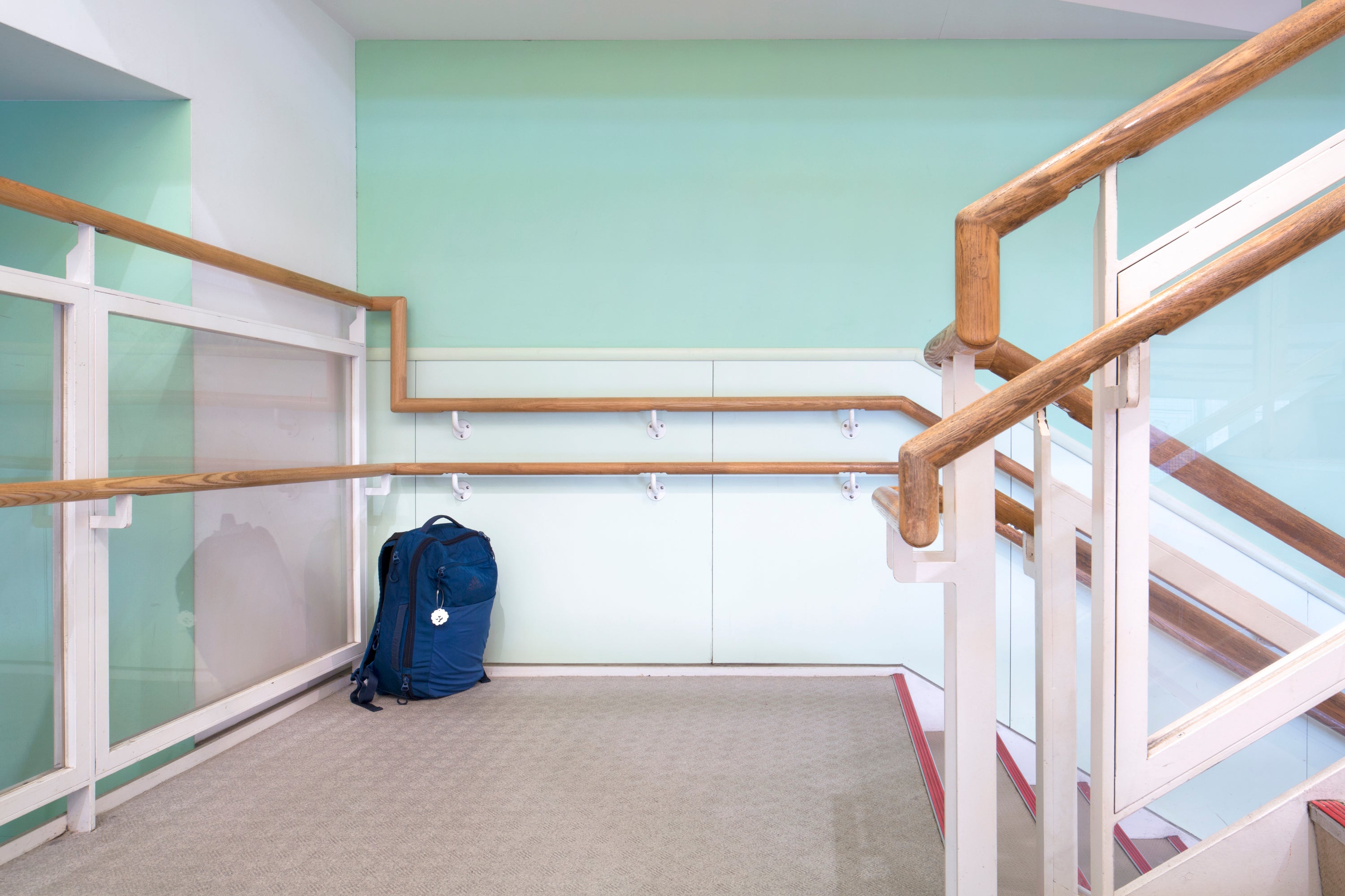 飯川雄大《デコレータークラブ　ベリーヘビーバッグ》2010年　展示風景：ヨコハマトリエンナーレ2020「AFTERGLOW―光の破片をつかまえる」　撮影：大塚敬太　写真提供：横浜トリエンナーレ組織委員会