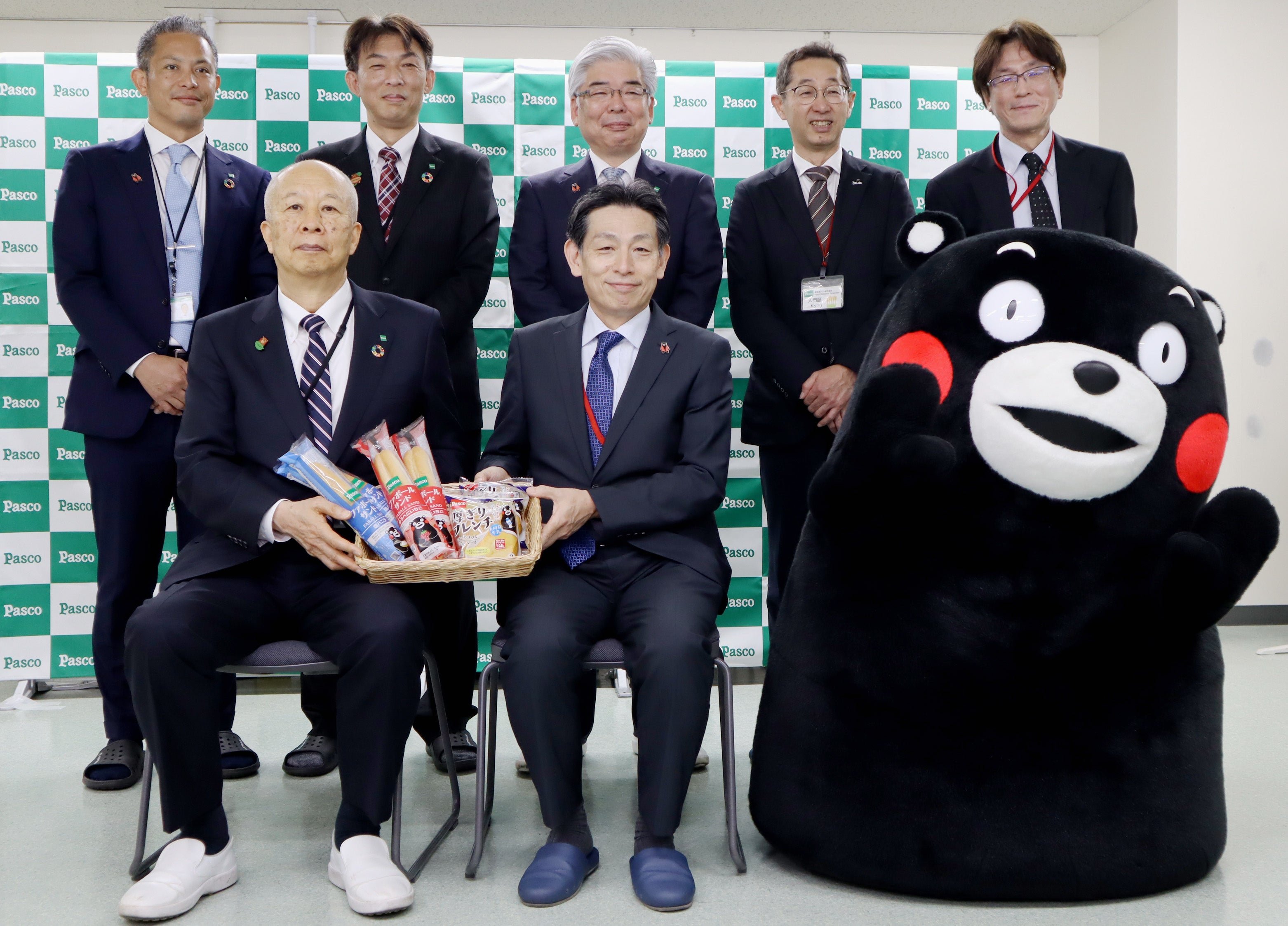 前列左 Pasco代表取締役専務鈴木、中央 熊本県農林水産部部長竹内信義氏　©2010熊本県くまモン