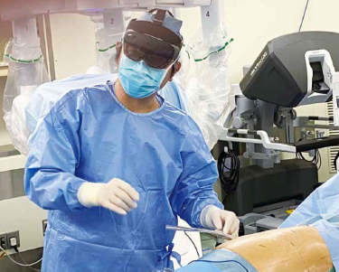 鈴木健司主任教授による胸腔ドレナージの様子