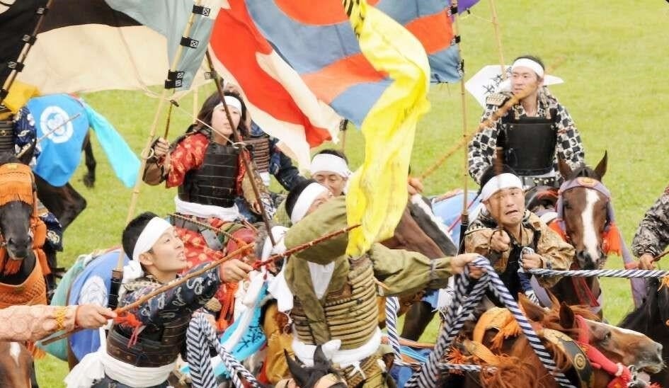 舞い降りる御神旗を数百の騎馬武者が奪いあう「神旗争奪戦」