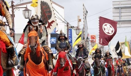 神輿を擁し市中を進軍する「お行列」