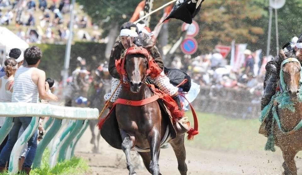 人馬一体で駆け抜ける「甲冑競馬」