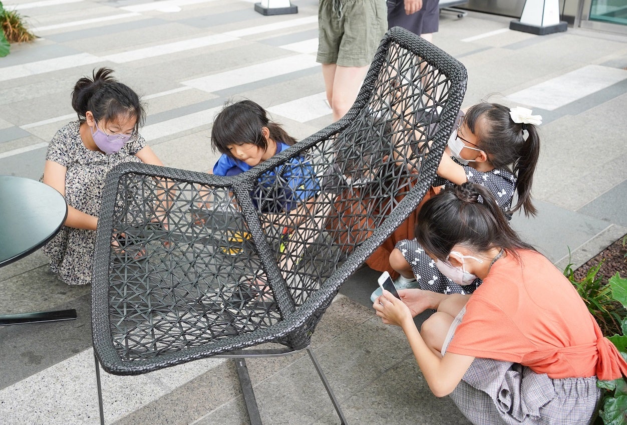 椅子越しの撮影など子どもたちも工夫を凝らしながら楽しむ